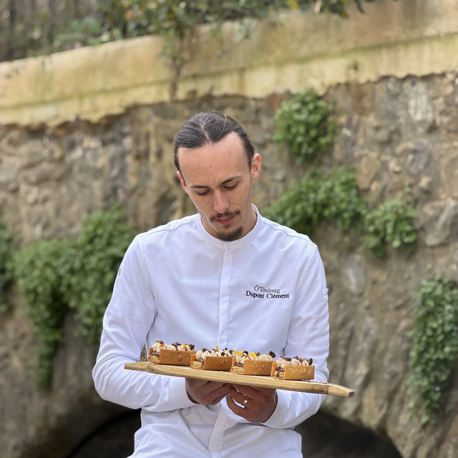 Clément Dupont, chef pâtissier d’Ô’Toulong, avec un plateau de Toulongs